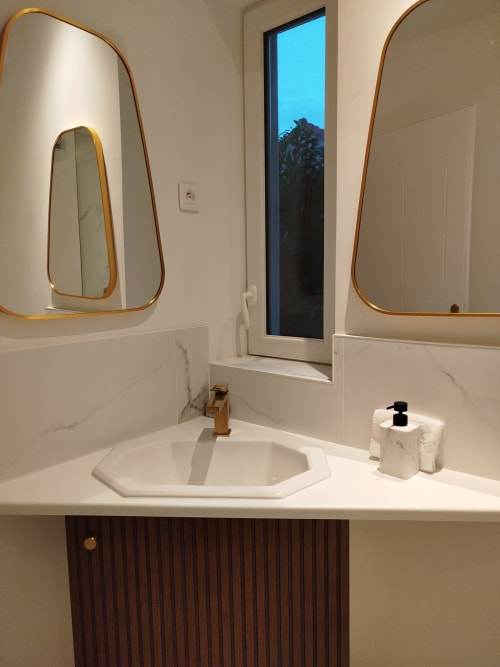 Salle de bains moderne dans La SUITE Emilie à Villa Voltaire, Clamart avec plan de travail en marbre blanc, miroirs cadre laiton et design élégant