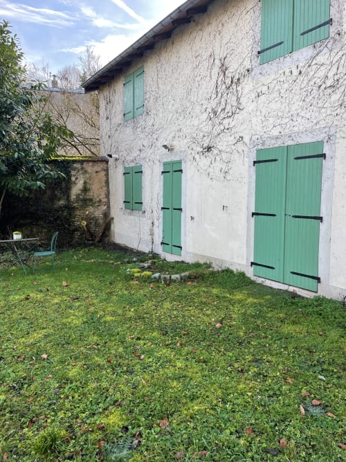 Charmant gîte en pierre blanche aux volets et portes verts, Maison Agami B&B à Rosières aux Salines, France