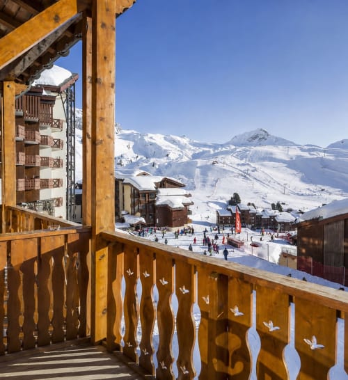 Vue panoramique depuis le balcon du Chalet des Cimes sur la station de ski enneigée de Savoie, France