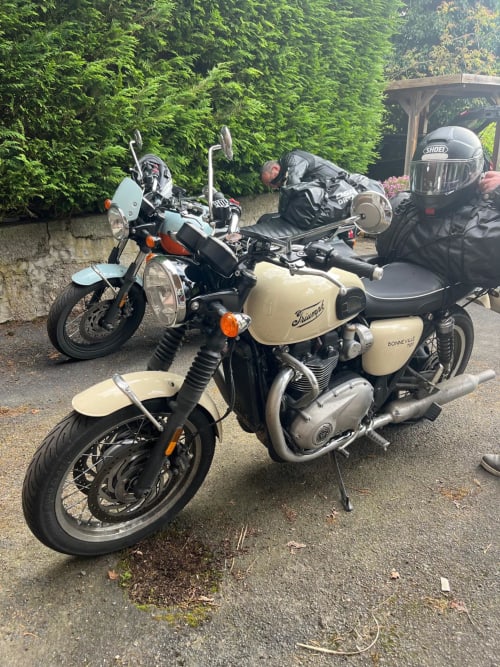 Motos classiques avec pilotes à La Maison Du Chevalier, gîte de charme à Marat, France