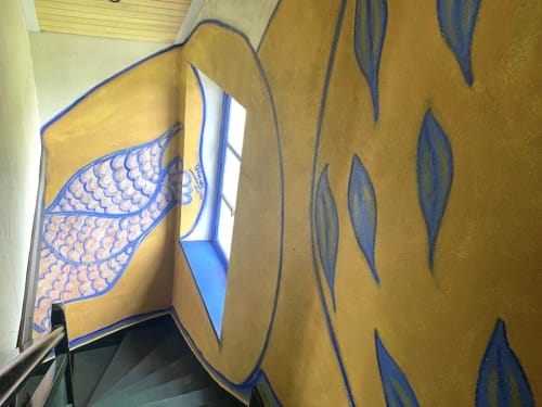 Golden wall mural with blue fish and plant designs at Le Lama Zébré B&B in Penmarch, Chambre Morphée room