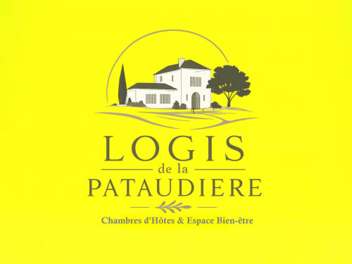 Logo du gîte de la Pataudière : manoir français avec arbre sur fond jaune