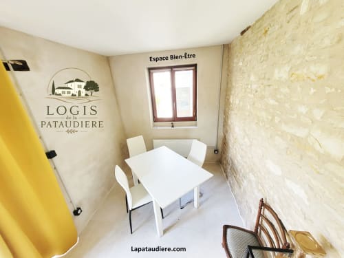 Espace Bien-Être du Logis de la Pataudière, Champigny-sur-Veude : salon avec table et chaises blanches