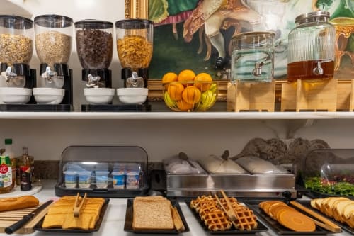 Frühstücksbuffet des Hotel Royal Paris Ivry mit Cerealienspender, frischem Obst, Säften und Sortiment an Broten und Backwaren