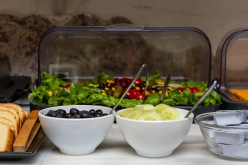Frühstücksbuffet des Hotel Royal Paris Ivry mit frischem Salat, Oliven, Gurke, Brot und verschiedenen Gemüsesorten