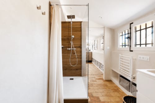 Modern bathroom in Suite Sainte Victoire at Les Suites de Montigny, Aix-en-Provence, featuring walk-in shower with wooden