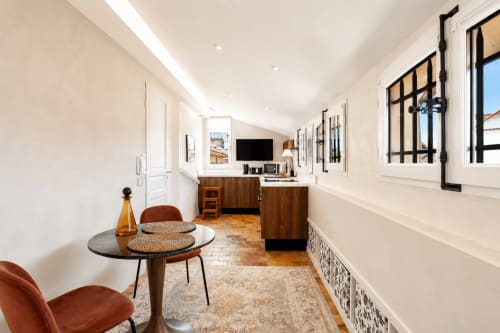 Modern Suite Sainte Victoire apartment hallway in Aix-en-Provence with dining area, kitchenette, and wooden furnishings