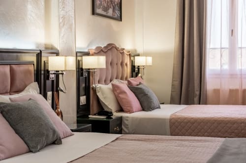 Elegante camera doppia all'Hotel Royal Paris Ivry con letti gemelli, testiere imbottite e arredamento moderno