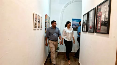 Hóspedes explorando a galeria do Rio Vibes Hostel com fotografias emolduradas nas paredes do Rio de Janeiro