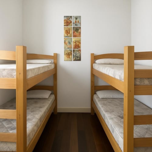 Dormitorio compartido con dos literas de madera, ropa de cama blanca y arte vintage en Rio Vibes Hostel en Río de Janeiro