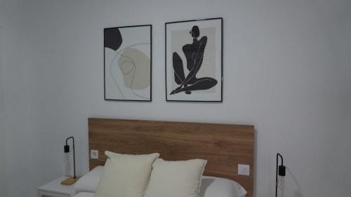 Habitación moderna del Hostal Merino Jédula con cabecero de madera, almohadas blancas y arte minimalista sobre la cama