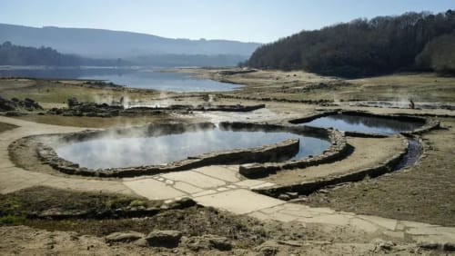 Marismas de marea con restos de barco de madera en Aldea Rural Santo André, Congostro, Ourense, España
