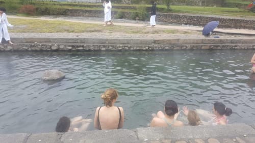 Huéspedes disfrutando de la piscina de aguas termales en Aldea Rural Santo André, un alojamiento rural en Congostro, Ourense, España