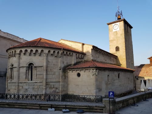 Iglesia de piedra histórica con campanario en Congostro, Ourense, cerca de Aldea Rural Santo André