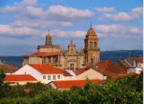 Histórica iglesia con cúpulas doradas que domina el pueblo de Congostro en Ourense, España cerca de Aldea Rural Santo André