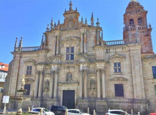 Fachada de iglesia barroca histórica en Congostro, Ourense, España, cerca de la casa rural Aldea Rural Santo André