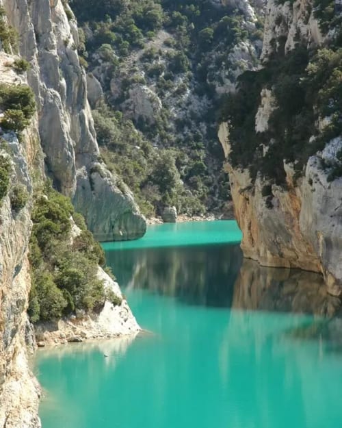 Lac turquoise niché entre les falaises blanches de calcaire aux Salles sur Verdon, France
