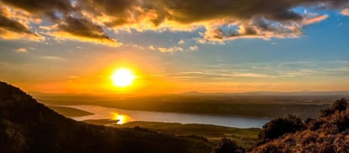 Coucher de soleil doré sur le Lac de Sainte-Croix aux Salles-sur-Verdon, vue pittoresque