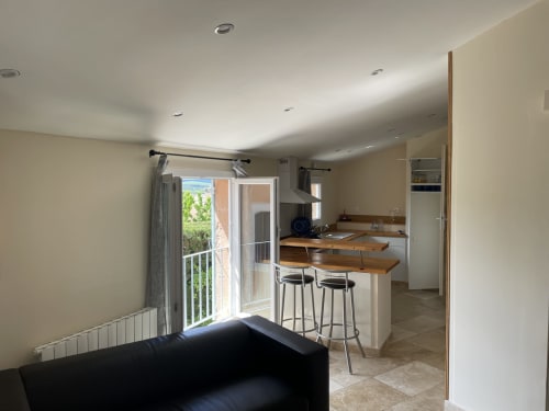 Studio à l'Hôtel d'Albion à Sault avec cuisine, salle à manger et balcon vue montagnes