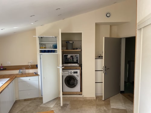Cuisine moderne équipée à l'Hôtel d'Albion, Sault avec lave-linge intégré, lave-vaisselle et appareils compacts
