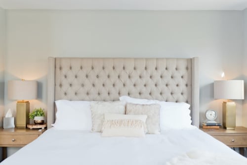 Chambre de luxe à l'Appart'Hôtel Résidence de Tourisme de Cholet avec tête de lit capitonnée beige, literie blanche et