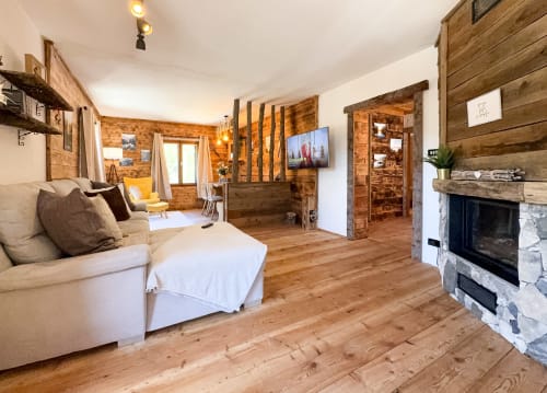 Appartamento rustico in legno ad Auronzo di Cadore con camino, zona soggiorno confortevole e vista sulle montagne dal balcone