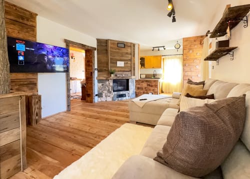 Accogliente appartamento di montagna ad Auronzo di Cadore con pavimenti in legno, camino, zona living confortevole, cucina moderna