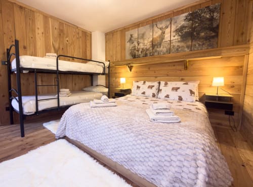 Camera da letto rustica in legno con letto a castello e letto matrimoniale, Mountains Properties, Auronzo di Cadore