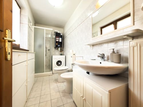 Bagno moderno di Mountains Properties ad Auronzo di Cadore con doccia, lavabo, WC e lavatrice