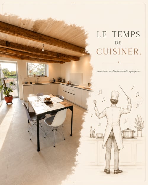 Cuisine moderne équipée au Gîte l'Harmonie du Causse avec table à manger et poutres en bois rustique