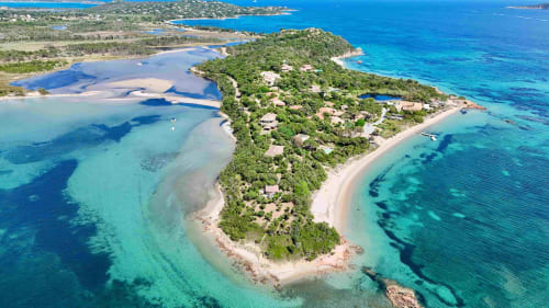 Vue aérienne de la Villa Berlina aux Villas d'A Storia à Porto-Vecchio, Corse avec eaux turquoise et plages de sable blanc