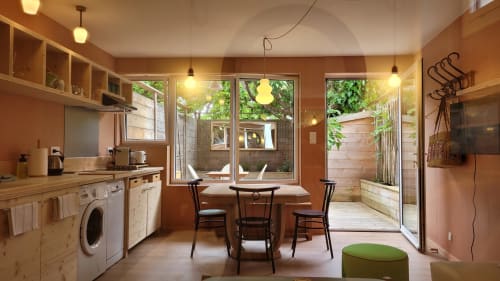 Gemütliche Küchen- und Essdiele mit Gartenblick im Lodge du Cap Ferret, Holzakzente, Esstisch und moderne Geräte