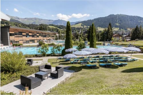 Piscine de l'hôtel Chez Francine avec chaises longues et vue sur les Alpes à Notre-Dame-de-Bellecombe, France