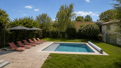 Piscine avec chaises longues et parasol du gîte Maison Agami à Rosières aux salines