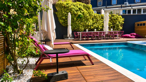 Zone piscine Villa Avril & Spa à Sélestat avec transats, parasols et cour de lierre