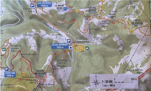 Carte topographique de la région de Flumet avec sentiers de randonnée, altitudes et parkings dans les Alpes françaises
