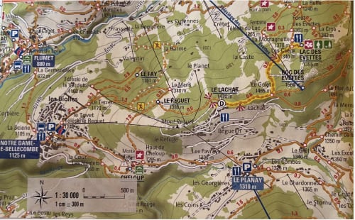 Carte topographique de la région de Flumet dans les Alpes françaises montrant les sentiers de randonnée, les altitudes et les villages environnants