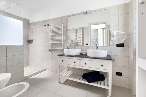 Bagno moderno nella villa di Massa Lubrense con doppi lavabi, doccia walk-in e scaldasalviette