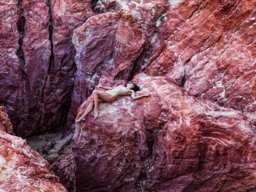 Figure nue allongée sur un terrain rocheux rouge près de Béoin, France - photographie de paysage artistique
