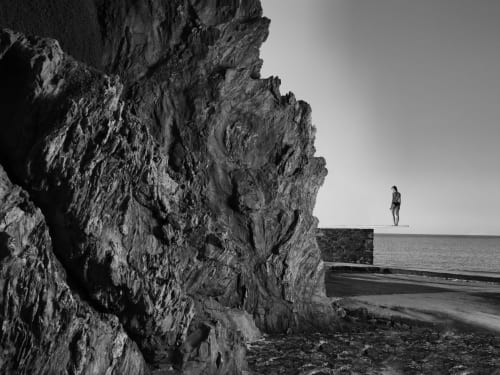 Personne debout sur la jetée face aux falaises rocheuses près de La Maison Gerval, Bédoin, paysage côtier français