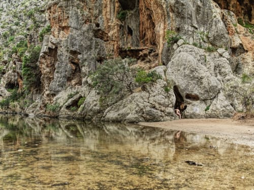 Canyon rocheux avec plage de sable et eau calme près de La Maison Gerval, Bédoin