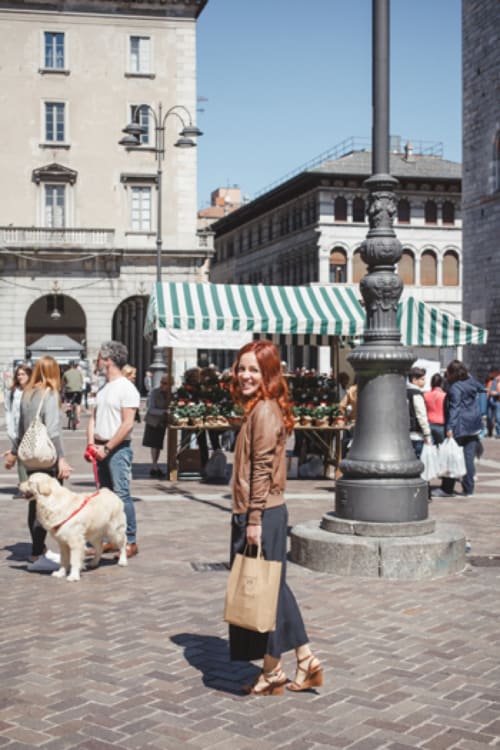 Donna con cane a Piazza San Fedele a Como, Italia vicino ad Alessia's Place