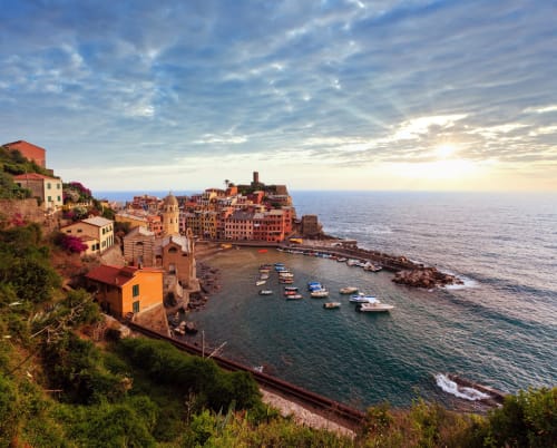 Affascinante villaggio costiero dai colori pastello, barche nel porto, tramonto sul Mediterraneo - La Casetta dei Ronchi