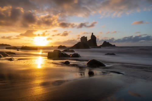 Atardecer dorado sobre costa rocosa con espectaculares pilas de mar, región de Anaga, Tenerife