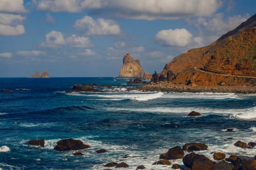 Acantilados dramaticos y aguas turquesas en Anaga, Tenerife, con peñascos rocosos y olas coronadas de espuma