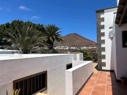 Mountain view terrace at Villa Estrella Polar apartment in Tahiche, Lanzarote with palm trees and volcano vista