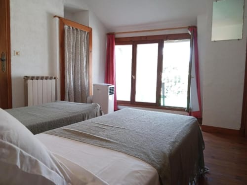 Twin bedroom with terrace at Domaine de Cabrières, St Jean Du Gard, featuring mountain views and modern amenities