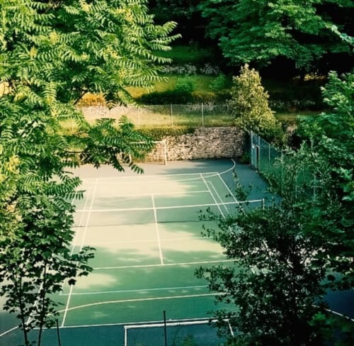 Court de tennis dans les jardins luxuriants du Domaine de Cabrières, St Jean Du Gard