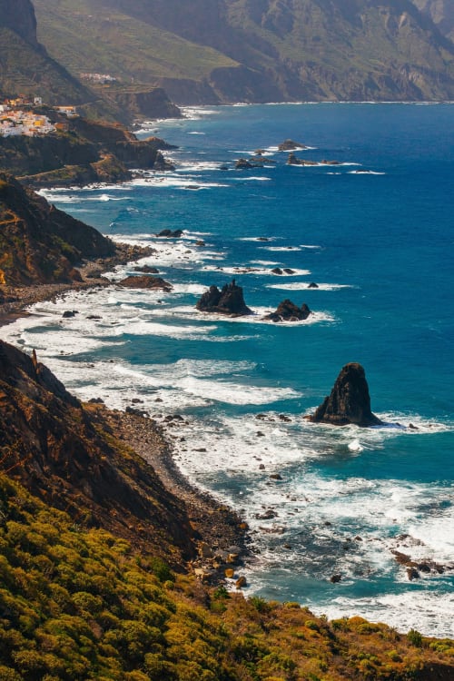 Acantilados costeros dramáticos y aguas turquesas cerca del hotel Nido Anaga en Tenerife, España