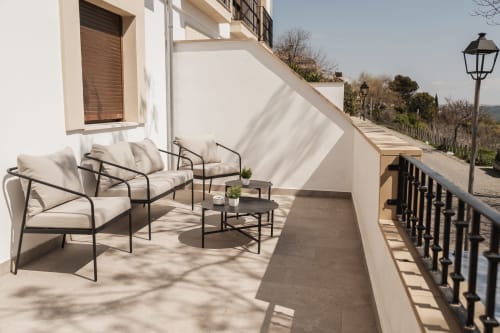 Terraza moderna de Alojamientos Estrella Baeza con asientos, vistas a la montaña y arquitectura mediterránea en Baeza